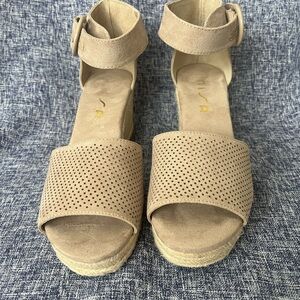 Unisa Unhazi wedge ankle strap sandal. Size 8